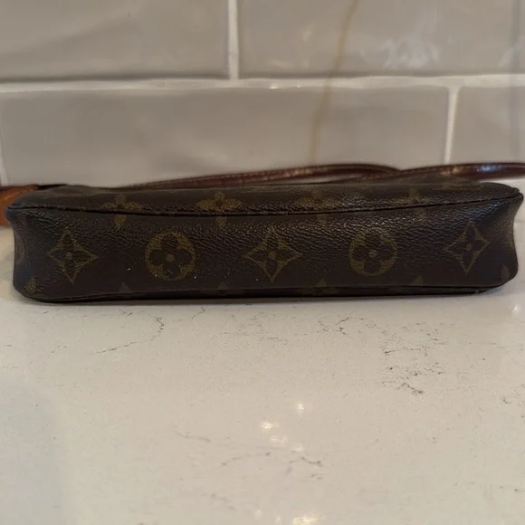 Louis Vuitton Monogram Pochette - Picture 4 of 9